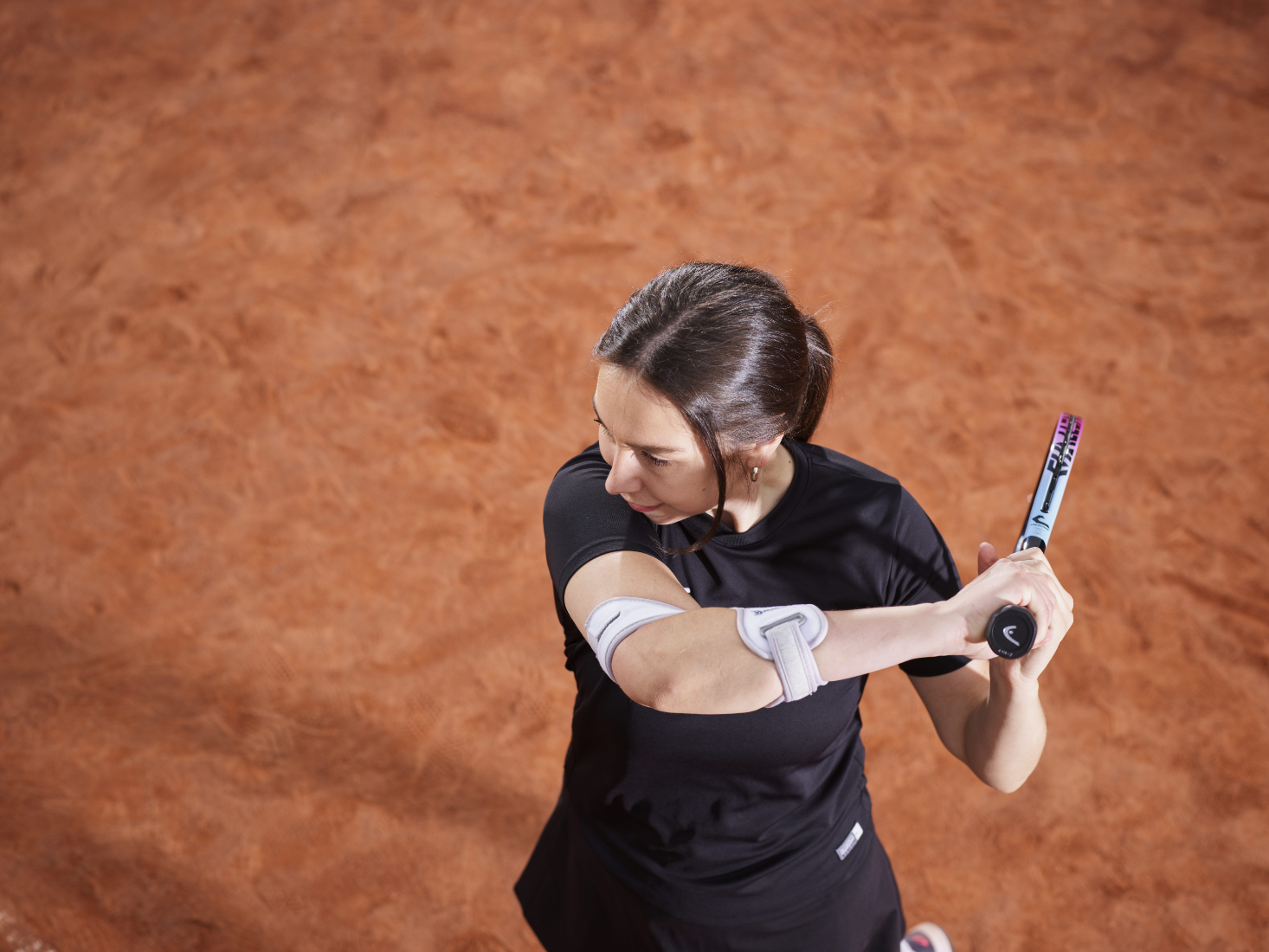 Masalo Manschette tragende Frau beim Tennisspiel